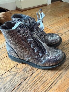 Old Navy Glitter Lace-Up Ankle Boots in Black/Silver